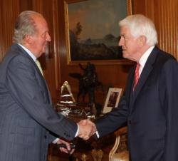 Su Majestad el Rey recibe el saludo del presidente de la Cámara de Comercio de EE.UU., Thomas J. Donohue